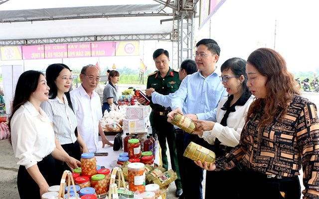 Gian&nbsp; trưng b&agrave;y sản phẩm OCOP v&agrave; đặc sản địa phương cũng g&oacute;p phần l&agrave;m phong ph&uacute; th&ecirc;m kh&ocirc;ng gian lễ hội.