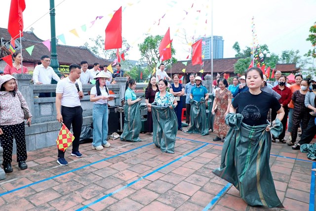 C&aacute;c tr&ograve; chơi d&acirc;n gian thu h&uacute;t đ&ocirc;ng đảo người d&acirc;n tham gia