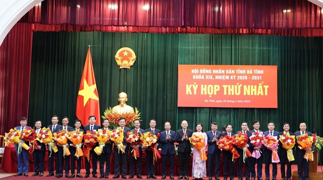 L&atilde;nh đạo&nbsp;tặng hoa ch&uacute;c mừng Chủ tịch, c&aacute;c Ph&oacute; Chủ tịch v&agrave; Ủy vi&ecirc;n UBND tỉnh nhiệm kỳ 2026 &ndash; 2031.