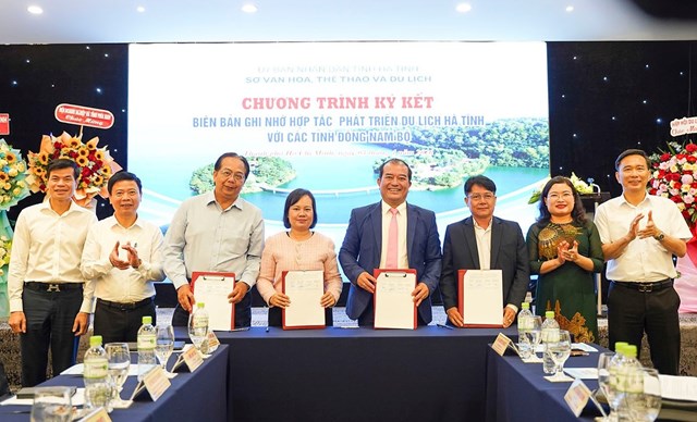 Hiệp hội Du lịch H&agrave; Tĩnh c&ugrave;ng hiệp hội du lịch c&aacute;c tỉnh TP. Hồ Ch&iacute; Minh, Đồng Nai v&agrave; T&acirc;y Ninh, đ&atilde; k&yacute; kết bi&ecirc;n bản ghi nhớ hợp t&aacute;c