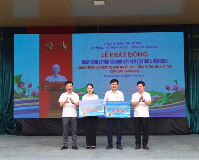 Thư viện tỉnh H&agrave; Tĩnh đ&atilde; trao tặng gần 500 đầu s&aacute;ch, trị gi&aacute; gần 40 triệu đồng cho Trường THPT H&agrave; Huy Tập v&agrave; Trường Tiểu học Hương Xu&acirc;n