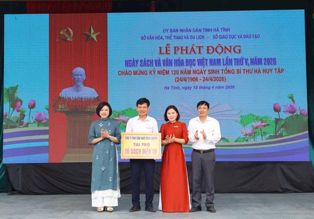 Trao tủ s&aacute;ch điện tử&nbsp;