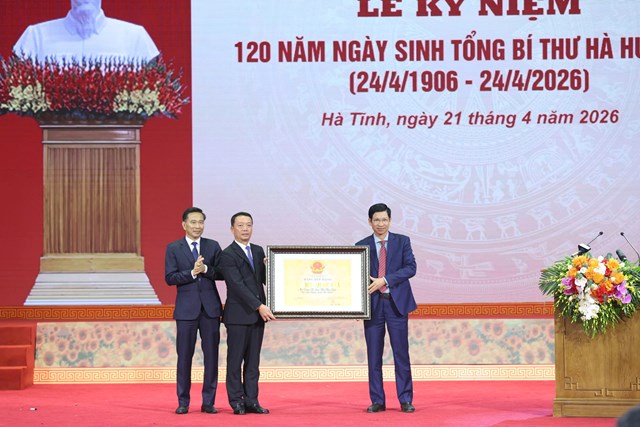 Đại diện Bộ Văn h&oacute;a, Thể thao v&agrave; Du lịch trao Bằng xếp hạng Di t&iacute;ch lịch sử cấp Quốc gia đối với Khu mộ Tổng B&iacute; thư H&agrave; Huy Tập