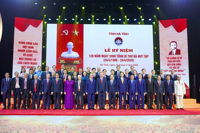 C&aacute;c đại biểu, kh&aacute;ch mời v&agrave; l&atilde;nh đạo tỉnh chụp ảnh lưu niệm.