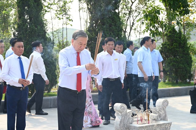 L&atilde;nh đạo Đảng, Nh&agrave; nước d&acirc;ng hương tưởng niệm tại khu mộ v&agrave; khu lưu niệm Tổng B&iacute; thư H&agrave; Huy Tập