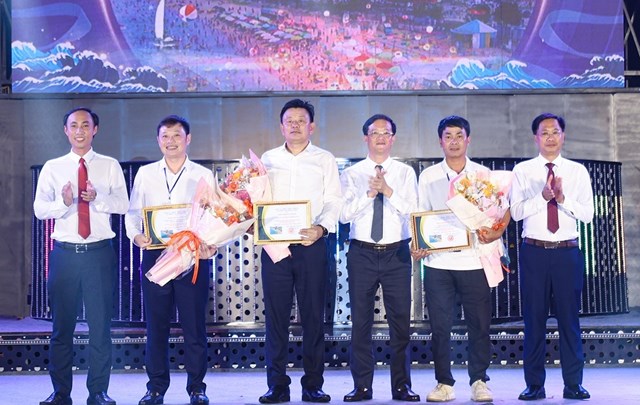 Ban tổ chức tặng hoa, trao giấy ghi nhận cho c&aacute;c nh&agrave; t&agrave;i trợ