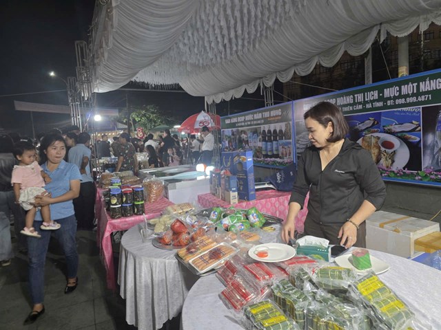 C&aacute;c gian h&agrave;ng sản phẩm OCOP trưng b&agrave;y c&aacute;c đặc sản địa phương thu h&uacute;t du kh&aacute;ch