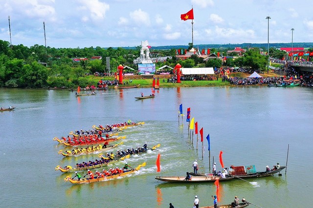 Lễ hội đua thuyền thu h&uacute;t đ&ocirc;ng đảo du kh&aacute;ch đến cổ vũ