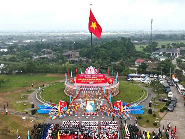 Lễ Thượng cờ tại Đ&ocirc;i bờ Hiền Lương - Bến Hải