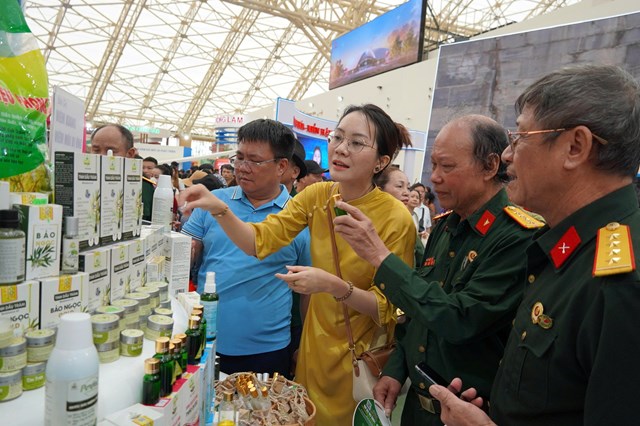 Ph&aacute;t triển du lịch gắn liền với ti&ecirc;u thụ sản phẩm OCOP gi&uacute;p mở rộng đầu ra cho n&ocirc;ng sản địa phương