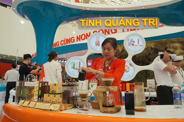 C&aacute;c sản phẩm OCOP được trưng b&agrave;y tại hội chợ
