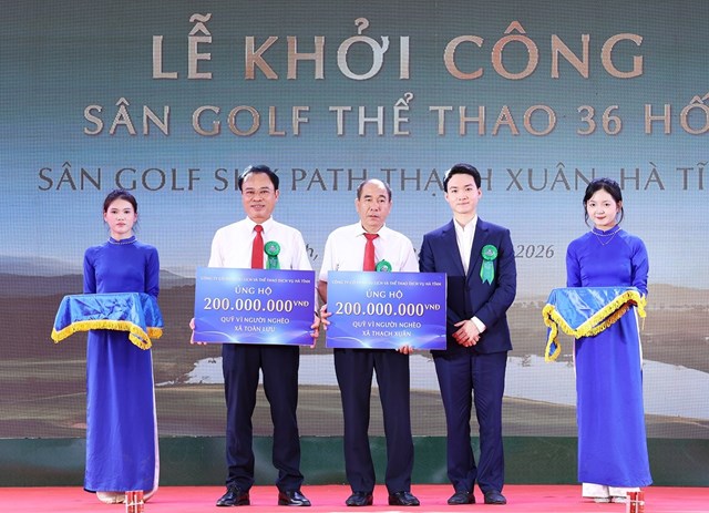 C&ocirc;ng ty CP Du lịch v&agrave; Thể thao Dịch vụ H&agrave; Tĩnh cũng trao tặng 400 triệu đồng ủng hộ Quỹ V&igrave; người ngh&egrave;o 2 Thạch Xu&acirc;n v&agrave; To&agrave;n Lưu