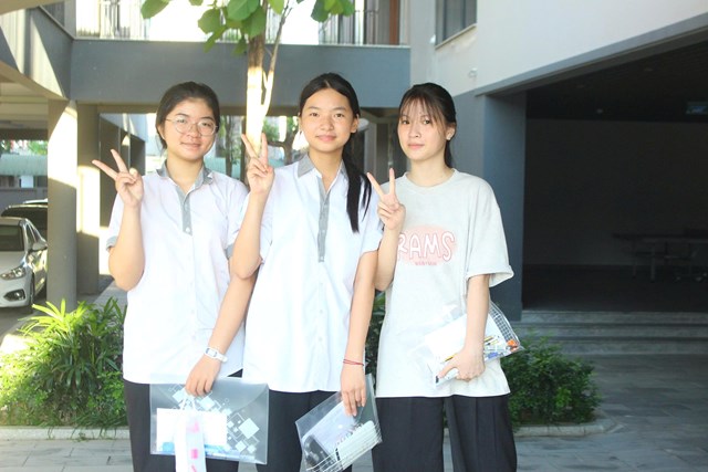 C&aacute;c th&iacute; sinh đến sớm chuẩn bị cho kỳ thi quan trọng của m&igrave;nh