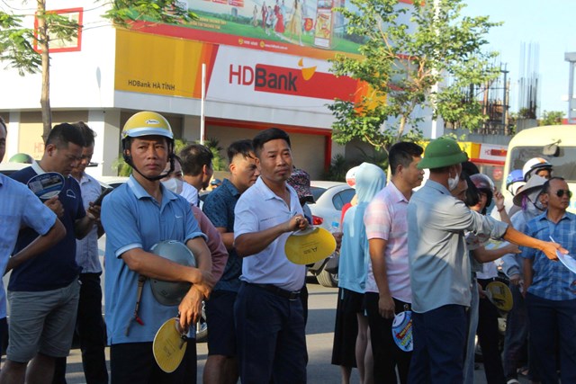 C&aacute;c phụ huynh chờ ngo&agrave;i cổng trường cũng kh&ocirc;ng k&eacute;m phần hồi hộp