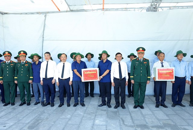 &Ocirc;ng Trần Cẩm T&uacute; - Ủy vi&ecirc;n Bộ Ch&iacute;nh trị, Thường trực Ban B&iacute; thư đ&atilde; tới thăm, tặng qu&agrave; v&agrave; động vi&ecirc;n c&aacute;n bộ, chiến sĩ Đội Quy tập h&agrave;i cốt liệt sĩ tỉnh H&agrave; Tĩnh