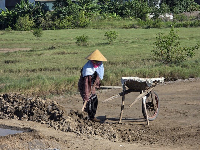 Để c&oacute; một mẻ muối người di&ecirc;m d&acirc;n phải trải qua nhiều c&ocirc;ng đoạn từ phơi đất, l&agrave;m ruộng giữa c&aacute;i nắng đổ lửa miền Trung...