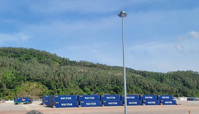 C&aacute;c chuyến h&agrave;ng lớn qua cảng vẫn duy tr&igrave; đều đặn