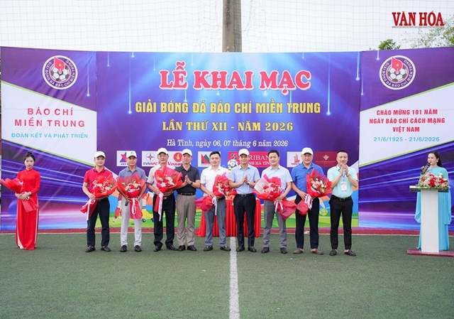 Ban tổ chức trao hoa cho c&aacute;c nh&agrave; t&agrave;i trợ