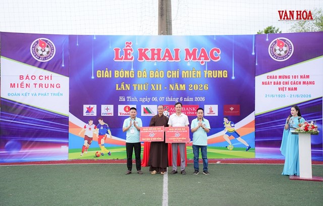 C&aacute;c đội b&oacute;ng tham dự đ&atilde; chung tay quy&ecirc;n g&oacute;p số tiền 30 triệu đồng để hỗ trợ ch&ugrave;a Vĩnh tại x&atilde; Đồng Lộc