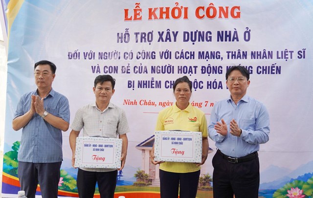 Đại diện l&atilde;nh đạo x&atilde; Ninh Ch&acirc;u trao qu&agrave; động vi&ecirc;n gia đ&igrave;nh được hỗ trợ x&acirc;y dựng nh&agrave; ở