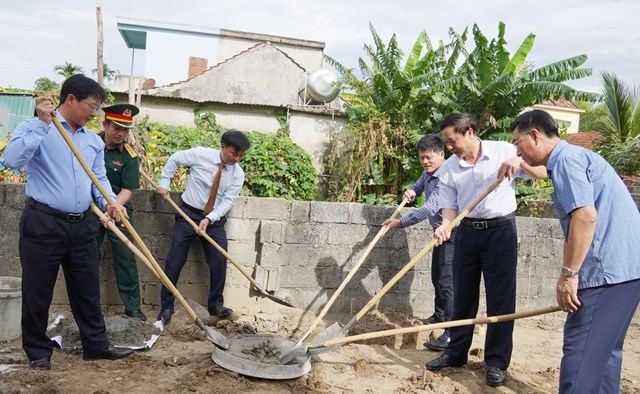 L&atilde;nh đạo tỉnh Quảng Trị khởi c&ocirc;ng x&acirc;y dựng nh&agrave; ở cho người c&oacute; c&ocirc;ng