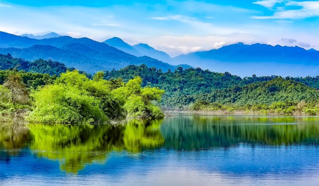 L&ograve;ng hồ Ng&agrave;n Trươi &ndash; hồ chứa nước lớn thứ ba cả nước