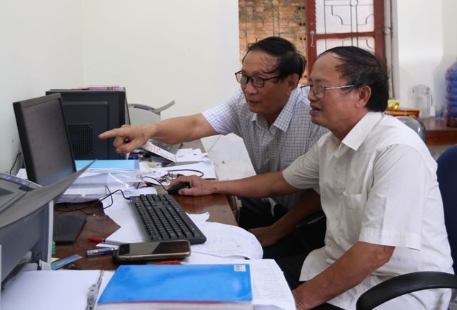 Hai nh&agrave; gi&aacute;o gi&agrave; l&agrave; NGƯT Nguyễn Duy Tiệp (Chủ tịch Hội) v&agrave; NGƯT Trần Hữu Do&atilde;n (Ph&oacute; chủ tịch Hội) vẫn miệt m&agrave;i b&ecirc;n m&agrave;n h&igrave;nh m&aacute;y t&iacute;nh.
