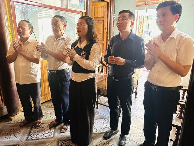 B&agrave; Nguyễn Thị Nguyệt &ndash; Gi&aacute;m đốc Sở GD&amp;ĐT H&agrave; Tĩnh c&ugrave;ng c&aacute;c c&aacute;n bộ, th&agrave;nh vi&ecirc;n Hội Cựu gi&aacute;o chức thăm hỏi, thắp hương tại b&agrave;n thờ c&aacute;c liệt sĩ nh&agrave; gi&aacute;o ở H&agrave; Tĩnh ng&agrave;y 17/7/2025