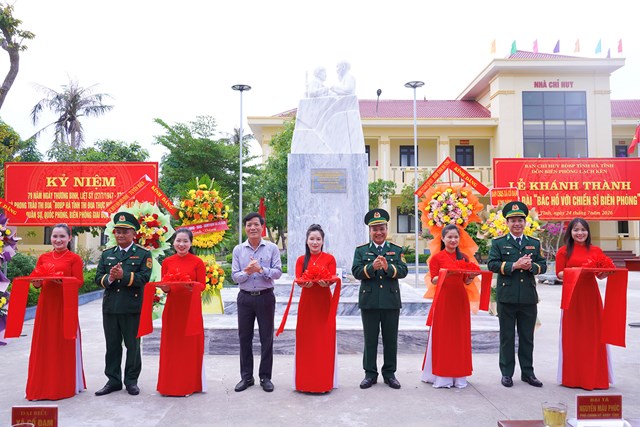 C&aacute;c đại biểu cắt băng kh&aacute;nh th&agrave;nh