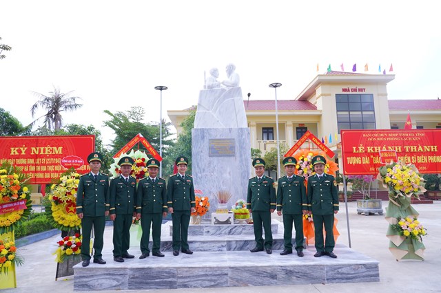 Lễ kh&aacute;nh th&agrave;nh&nbsp;tượng đ&agrave;i "B&aacute;c Hồ với chiến sĩ Bi&ecirc;n ph&ograve;ng" tại Đồn bi&ecirc;n ph&ograve;ng Lạch K&egrave;n