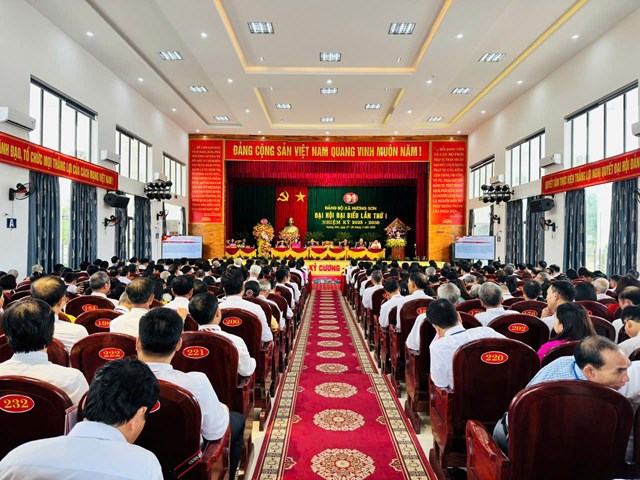 To&agrave;n cảnh Đại hội đại biểu Đảng bộ x&atilde; Hương Sơn lần thứ I, nhiệm kỳ 2025&ndash;2030 &ndash; x&atilde; đầu ti&ecirc;n trong tỉnh H&agrave; Tĩnh tổ chức đại hội sau s&aacute;p nhập.