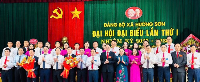 C&aacute;c đồng ch&iacute; đại biểu Trung ương, l&atilde;nh đạo tỉnh H&agrave; Tĩnh tặng hoa ch&uacute;c mừng Ban Chấp h&agrave;nh Đảng bộ x&atilde; Hương Sơn nhiệm kỳ 2025&ndash;2030, thể hiện sự quan t&acirc;m, kỳ vọng v&agrave;o đội ngũ l&atilde;nh đạo mới sau s&aacute;p nhập.