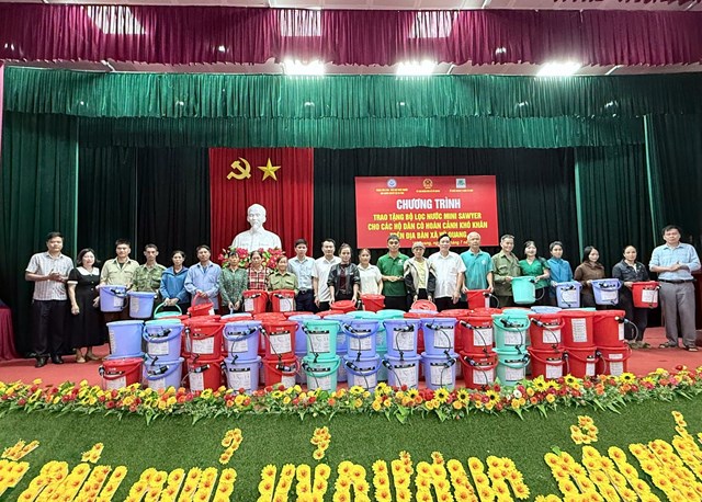 100 m&aacute;y lọc nước mini đ&atilde; được trao tận tay người d&acirc;n