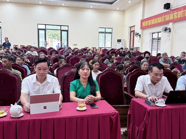 L&atilde;nh đạo x&atilde; Vũ Quang c&ugrave;ng những hộ d&acirc;n tham gia buổi trao qu&agrave;