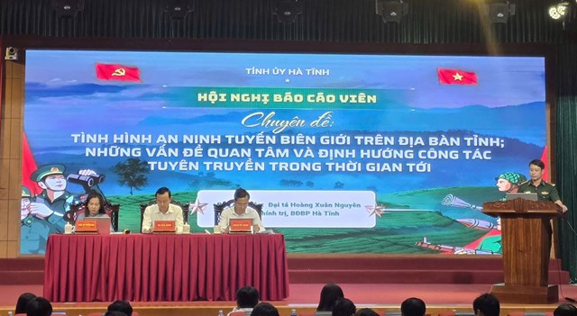 Hội nghị cũng nghe b&aacute;o c&aacute;o về t&igrave;nh h&igrave;nh an ninh tr&ecirc;n tuyến bi&ecirc;n giới đất liền v&agrave; v&ugrave;ng biển H&agrave; Tĩnh