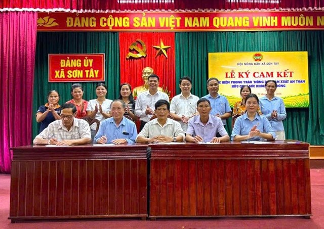 UBND x&atilde; Sơn T&acirc;y tổ chức k&yacute; cam kết thực hiện&nbsp;Phong tr&agrave;o &ldquo;N&ocirc;ng d&acirc;n sản xuất an to&agrave;n, hữu cơ v&igrave; sức khỏe cộng đồng&rdquo;