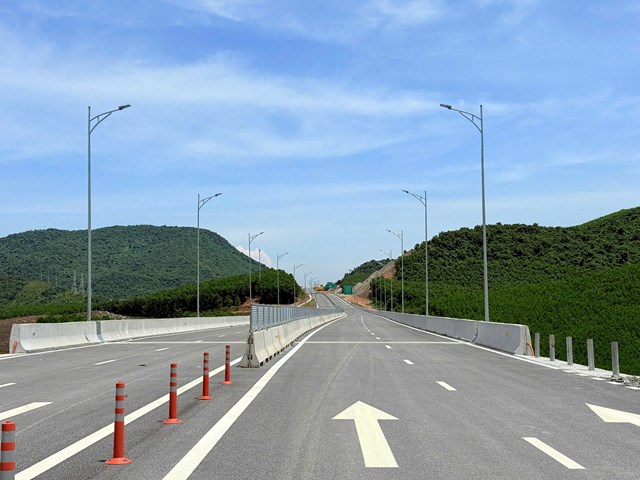 Hệ thống biển bảng, chiếu s&aacute;ng đ&atilde; được Tập đo&agrave;n Sơn Hải lắp đặt, ho&agrave;n thiện