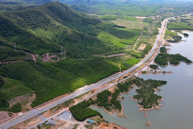 Dư &aacute;n cao tốc Vũng &Aacute;ng -B&ugrave;ng th&ocirc;ng xe đ&aacute;nh dấu bước tiến quan trọng trong ph&aacute;t triển kinh tế giữa hai tỉnh H&agrave; Tĩnh- Quảng Trị