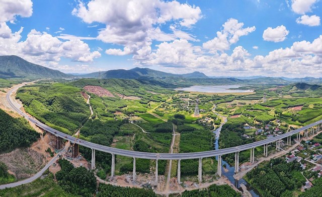 C&acirc;y cầu d&agrave;i gần 1 km uốn lượn giữa thung lũng nh&igrave;n con đường giống như một d&atilde;i lụa lớn