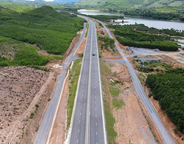 Khi đưa v&agrave;o khai th&aacute;c, tuyến đường cao tốc Vũng &Aacute;ng -B&ugrave;ng sẽ r&uacute;t ngắn thời gian di chuyển, giảm tải cho quốc lộ 1A