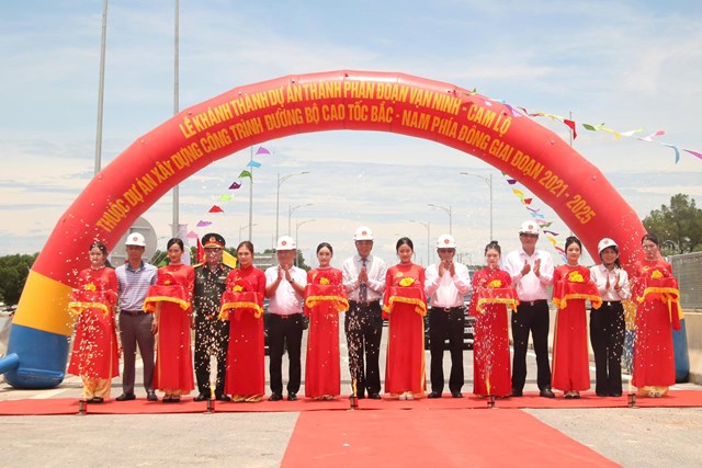 Tuyến cao tốc Vạn Ninh - Cam Lộ ch&iacute;nh thức th&ocirc;ng xe