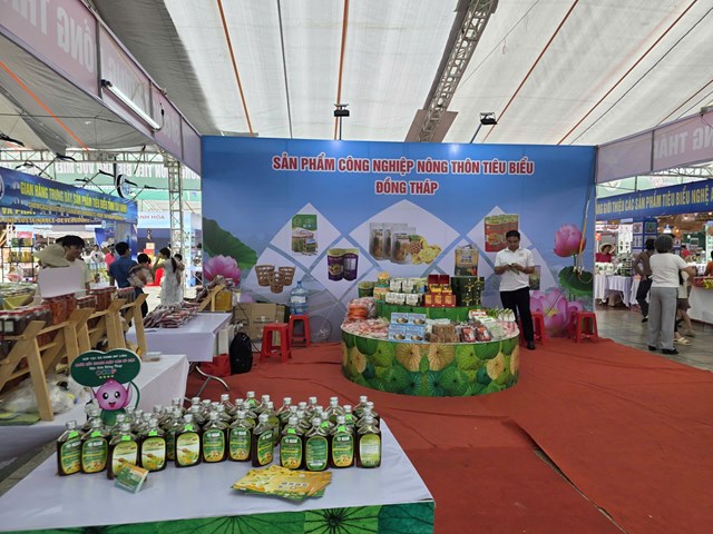 Mỗi địa phương mang đến một m&agrave;u sắc ri&ecirc;ng tại hội chợ
