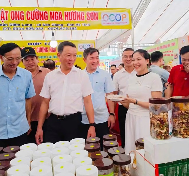 Gian h&agrave;ng Thu L&ecirc; (Hương Sơn) được Chủ tịch UBND tỉnh H&agrave; Tĩnh tới tham quan