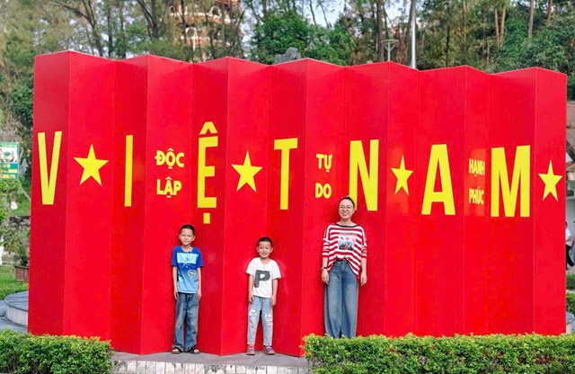 Chị Hải Yến c&ugrave;ng c&aacute;c con đến tham quan tại&nbsp;Khu di t&iacute;ch Ng&atilde; ba Đồng Lộc (x&atilde; Đồng Lộc)