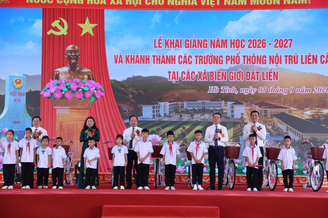 C&aacute;c m&oacute;n qu&agrave; được trao tặng c&aacute;c em học sinh c&oacute; ho&agrave;n cảnh kh&oacute; khăn tại Trường Phổ th&ocirc;ng nội tr&uacute; li&ecirc;n cấp TH&amp;THCS Sơn Kim 1