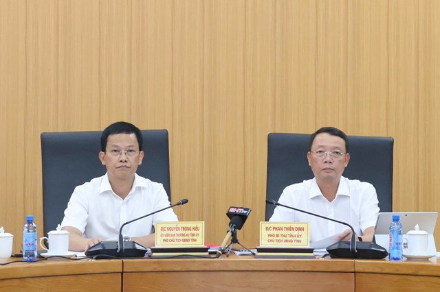 L&atilde;nh đạo chủ tr&igrave; cuộc họp&nbsp;(Ảnh TTTĐT tỉnh H&agrave; Tĩnh)