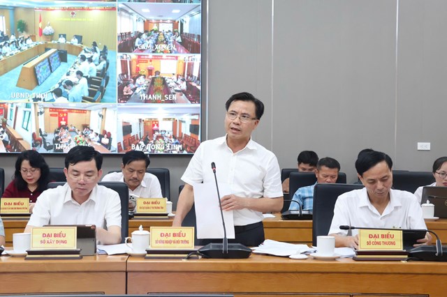 &Ocirc;ng L&ecirc; Ngọc Huấn - Gi&aacute;m đốc Sở N&ocirc;ng nghiệp &amp; M&ocirc;i trường ph&aacute;t biểu tại cuộc họp&nbsp;(Ảnh TTTĐT tỉnh H&agrave; Tĩnh)