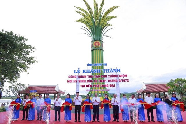 Lễ cắt băng kh&aacute;nh th&agrave;nh Khu tưởng niệm 16 Thanh ni&ecirc;n xung phong hy sinh tại Bến ph&agrave; Long Đại