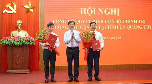 &Ocirc;ng Nguyễn Duy Ngọc, Ủy vi&ecirc;n Bộ Ch&iacute;nh trị, B&iacute; thư Trung ương Đảng, Trưởng Ban Tổ chức Trung ương tặng hoa ch&uacute;c mừng t&acirc;n B&iacute; thư v&agrave; t&acirc;n Ph&oacute; B&iacute; thư tỉnh Quảng Trị