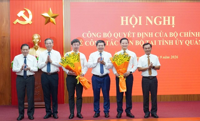 Ban Thường trực Tỉnh ủy Quảng Trị tặng hoa ch&uacute;c mừng t&acirc;n B&iacute; thư v&agrave; t&acirc;n Ph&oacute; B&iacute; thư Tỉnh ủy Quảng Trị